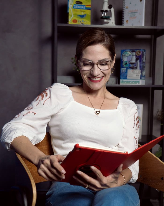 Andréia Marega Luz lendo no tablet